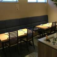 入り口近くの席では鉄板職人のライブ演出をお楽しみ頂けます。接待利用のお客様にもお勧めです。