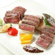 「徹」が厳選した和牛の実力をお試し頂く「食べ比べ」のセット！

・黒毛和牛赤身ステーキ、ヒレステーキ、シャトーブリアン 各50g
（各部位、増量+10gからご利用頂けます。）