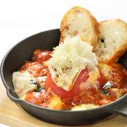 熟したトマトと一緒に、「カマンペール」「デュガス」「伸び～るチーズ」 の3種類チーズを組み合わせた、映え間違いなしの逸品料理！