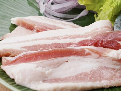 シェフ特選「霧島山麓SPF豚」は、柔らかい肉質で独特な臭みが無くジューシーで甘味あるのが特徴。