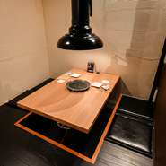 店内には個室も用意されています。プライベートな個室は、ビジネスシーンでの接待や会食、記念日や大切な人の誕生会といった多くの場面で活躍します。周りを気にせずに料理やお酒を満喫できる絶好の空間です。