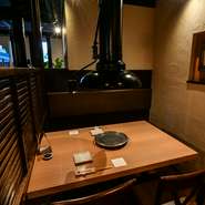 二人用のテーブル席は、個室のような空間で大人デートが楽しめます。希少部位も堪能できる店なので、パートナーにも喜ばれること間違いなし。ワインと合わせて忘れられない素敵な夜を過ごせます。