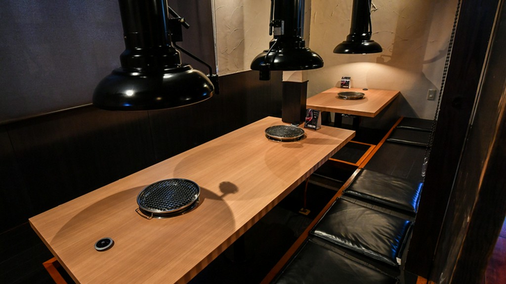 優しい灯りに照らされたアットホームな空間。家族の食事会に