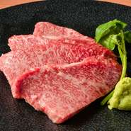 牛一頭からわずかしか取れない希少部位である『ヒウチ』。トモサンカクとも呼ばれ、濃厚な味わいを楽しめる特別な部位です。綺麗な霜降り、柔らかい食感でジューシーなおいしさを楽しめます。
