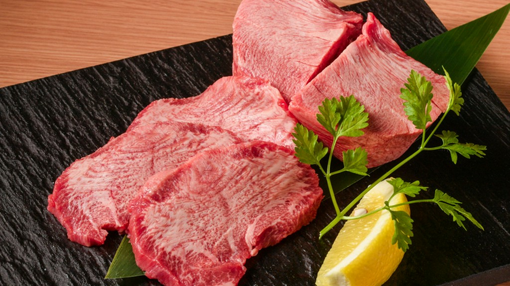 人気メニュー。分厚くカットされた、ジューシーでやわらかい自慢の逸品『名物生塩タンと特上厚タン』