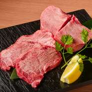 分厚くカットされ、食感と旨みの両方をしっかりと感じられる人気メニュー。仕入れから一切冷凍せず、注文ごとに手切りで提供しているので、肉本来の旨みを堪能できます。
