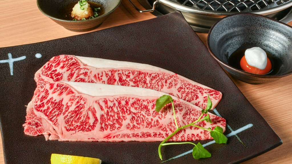 甘みが強く、口の中で溶けるような食感。3種のタレで楽しめる『名物　仙台牛特撰ロース焼しゃぶ』