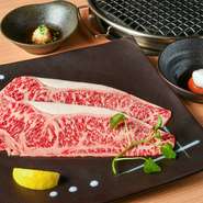 甘みが強く、口の中で溶けるような食感が特徴の仙台牛。そんな仙台牛特選ロースを一枚贅沢に味わえる焼しゃぶは、ポン酢やわさびでさっぱりorすき焼き風になど、3種の楽しみ方があります。