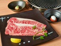 甘みが強く、口の中で溶けるような食感。3種のタレで楽しめる『名物　仙台牛特撰ロース焼しゃぶ』