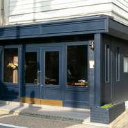 伏見稲荷エリアの一角。フランス・パリを彷彿とさせる、ブルーのオシャレな外観のお店。扉を潜ったその先では、日々の喧騒をしばし忘れ、非日常へと没頭できます。