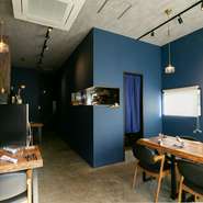 店内はキッチンと8席の座席で構成された、くつろぎのスペース。リラックスして食事を楽しめる空間は、ちょっと良いものを楽しみたい、そんな日のデートにも最適です。