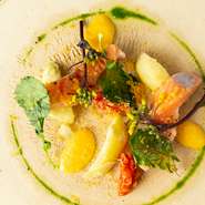 メニューは昼3種、夜2種のコース料理のみを提供。契約農家より届けられる旬の野菜をはじめ、京都の食材を中心とした、季節感たっぷりの料理を堪能できます。