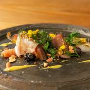 野菜中心のヘルシーな料理とナチュラルワインのフランス料理店です。洗練された料理と共にゆったりとおしゃべりをお楽しみ下さい。