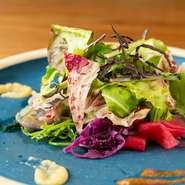 色とりどりの新鮮な野菜と、鮮魚で構成されたサラダは料理人自慢の逸品。野菜はそれぞれの個性を見極め味付けされており、一つ一つの存在感を楽しめます。