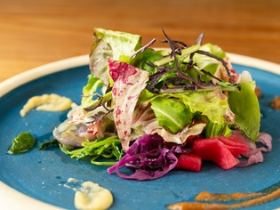 旬の野菜の持つ存在感を楽しむ『30種の野菜と魚介のサラダ』