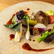 契約農家「YAMADA FARM」より届けられる新鮮な旬野菜は、こちらのお店にとって欠かせない存在。「亀岡牛」「七谷鴨」といった京都ならではの食材を取り入れながら、季節感溢れるコースを提案しています。