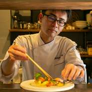 「8席の小さなお店だからこそ、お客様一人一人にしっかりと向き合うことができます」と、田中シェフ。お客様の存在を間近にできる店内は、料理人視点でも価値のある空間です。