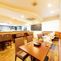 悠々自適にお酒・料理を楽しめるカウンター席は、お一人様も歓迎