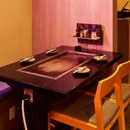 カジュアルで使い勝手の良いテーブル席