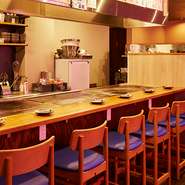 カップルに最適なカウンター席。隣同士で座ることができ、目の前の大きな鉄板で一緒に焼くことができます！もんじゃ焼きはもちろん、鉄板を活かした逸品も盛り沢山。鉄板焼きデートなどいかがでしょうか♪