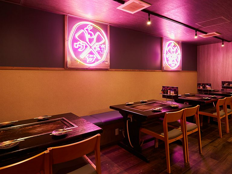 ネオン煌めくお洒落な店内