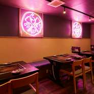 当店の特徴的な映えスポット！店内の壁に煌々と輝くネオン管。妖しく光るライトがネオ大衆酒場のような雰囲気も醸します。カジュアルな普段使いはもちろん、飲み会・宴会利用もお気軽に。