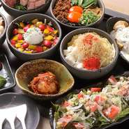 色々な料理を楽しみたい、お酒も楽しみたい！そんな方にはお得な飲み放題付コースをおススメ。歓送迎会など各種ご宴会や学生さんのお集りに最適です♪貸切もOK！お気軽にお問い合わせください。