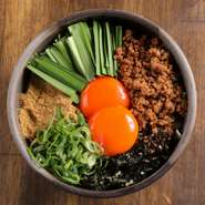 麺・台湾ミンチ・ニラ・卵・ねぎを混ぜ合わせた一品。ピリ辛の台湾ミンチがたっぷり入った、人気No.1のオリジナルもんじゃ。