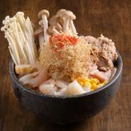 【モンジャウサギ】オリジナルのもんじゃをベースに、豚・えび・イカ・きのこ・ちくわ・ツナがふんだんに入ったお店オススメNo.1メニューです。