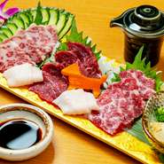 本場九州直送の新鮮な馬肉を存分に堪能できる、心斎橋駅前の馬肉料理専門店【凱旋門】。馬刺しや馬肉焼肉、しゃぶしゃぶなど、ヘルシーな馬肉料理を心ゆくまで楽しめます。