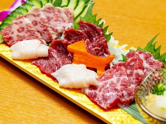 本場九州のスタイルを心斎橋で味わう『馬刺し』
