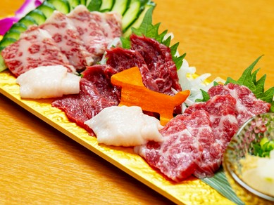 本場九州のスタイルを心斎橋で味わう『馬刺し』