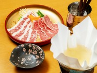 薄くスライスした馬肉を、鰹ベースの自家製だしにくぐらせて一口。しゃぶしゃぶスタイルで馬肉を食す、希少な体験も【凱旋門】ならでは。馬肉の旨みが溶け込んだだしを、〆の麺でいただくのもまた絶品です。