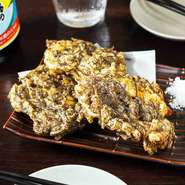 沖縄名物のもずくをカラッと香ばしく揚げました。
お酒が進む一品です！