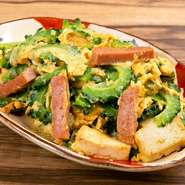 「チャンプルー」とは沖縄の方言で「ごちゃ混ぜ」。ゴーヤ・スパム・豆腐・玉子を炒めた沖縄県の名物料理です。