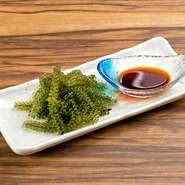 《まずはコレから》
沖縄のきれいな海と太陽の下で育った海ぶどう。プチプチ食感がたまらない、当店の定番人気メニューです！