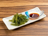 《まずはコレから》
沖縄のきれいな海と太陽の下で育った海ぶどう。プチプチ食感がたまらない、当店の定番人気メニューです！