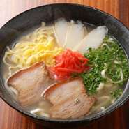 《沖縄ソウルフード》
じっくり煮込んだ軟骨ソーキとかつお風味がきいたあっさりスープの定番沖縄そば！

〆の沖縄そば　605円