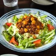 今や沖縄ご当地グルメの定番！スパイスのきいたひき肉と、特製ホットソースが味の決め手です！