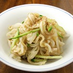 ミミガーとは豚の耳。コリコリとした食感が楽しめます。