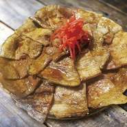 道南で焼鳥と言えば「豚精肉」。北海道の道南エリアでは、一般的に「やきとり」というと豚肉のことを指します。森町しげぞうではこの豚肉を自家製秘伝のタレに絡め、丁寧に焼き上げてご飯の上に敷き詰めます。