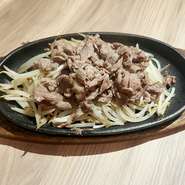 北海道のソウルフード！羊肉とたっぷりの野菜が香ばしく炒められた、ジューシーで旨味たっぷりの一皿！