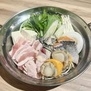 山の幸と海の幸をふんだんに詰め込んだ濃厚味噌味ベースの豪快海鮮鍋です。