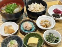 鶏唐 / 出汁巻き / 本日の肉総菜 / 本日の魚総菜 / 本日のおばんざい2種 / 本格佃煮3種盛り合わせ / 野菜たっぷり出汁スープ