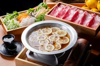  全8皿の和食コースでは、なんと言ってもおかか名物の「出汁しゃぶ」が楽しみ。