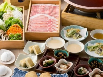 全8皿の和食コースでは、なんと言ってもおかか名物の「出汁しゃぶ」が楽しみ。