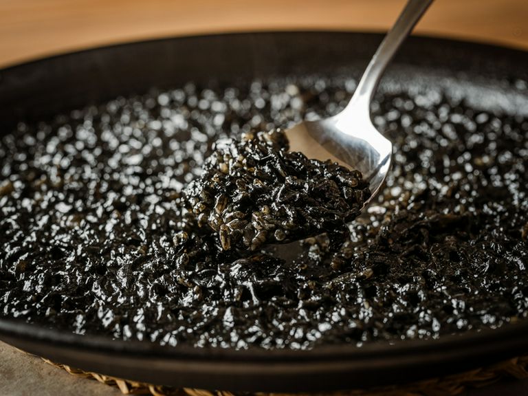 『イカ墨のパエリア』真っ黒なヴィジュアルがインパクト絶大な〆の一品