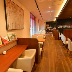 落ち着いた印象の店内