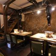 階段を下りたときから印象に深く刻まれるのは、この民家を長年支えつづけてきた石垣の壁。手で触れるとひんやりとした感触と共に、長い年月を経てきた重みも伝わりそうです。