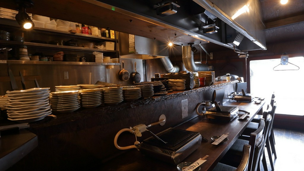 焼き台を真ん中に置いて二人のデートを満喫